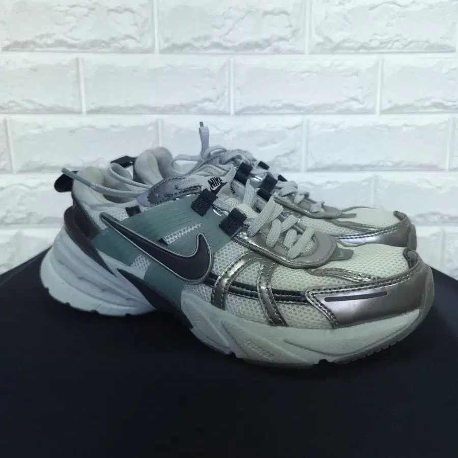 나이키(Nike)24년생산 V2K 런(V2K Run) 서밋 화이트 메탈릭 쿨 그레이