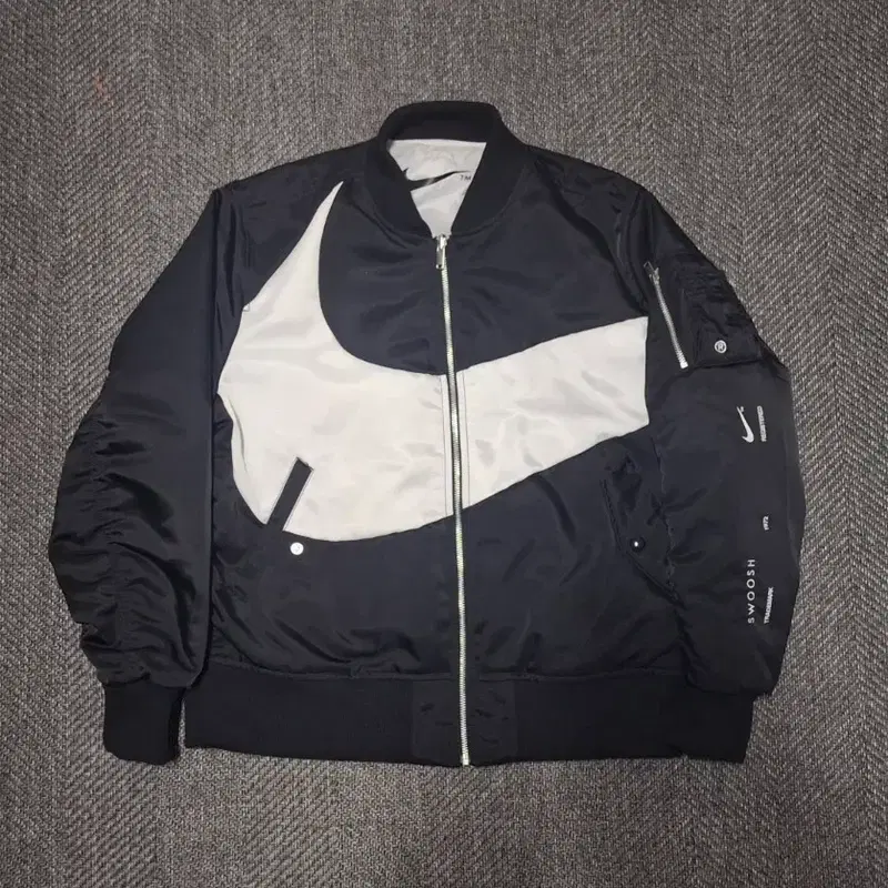 105) NIKE NSE 나이키 빅스우시 swoosh 빅로고 써마핏 양면 블랙 화이트 봄버자켓 항공자켓 블루종 MA-1 마원