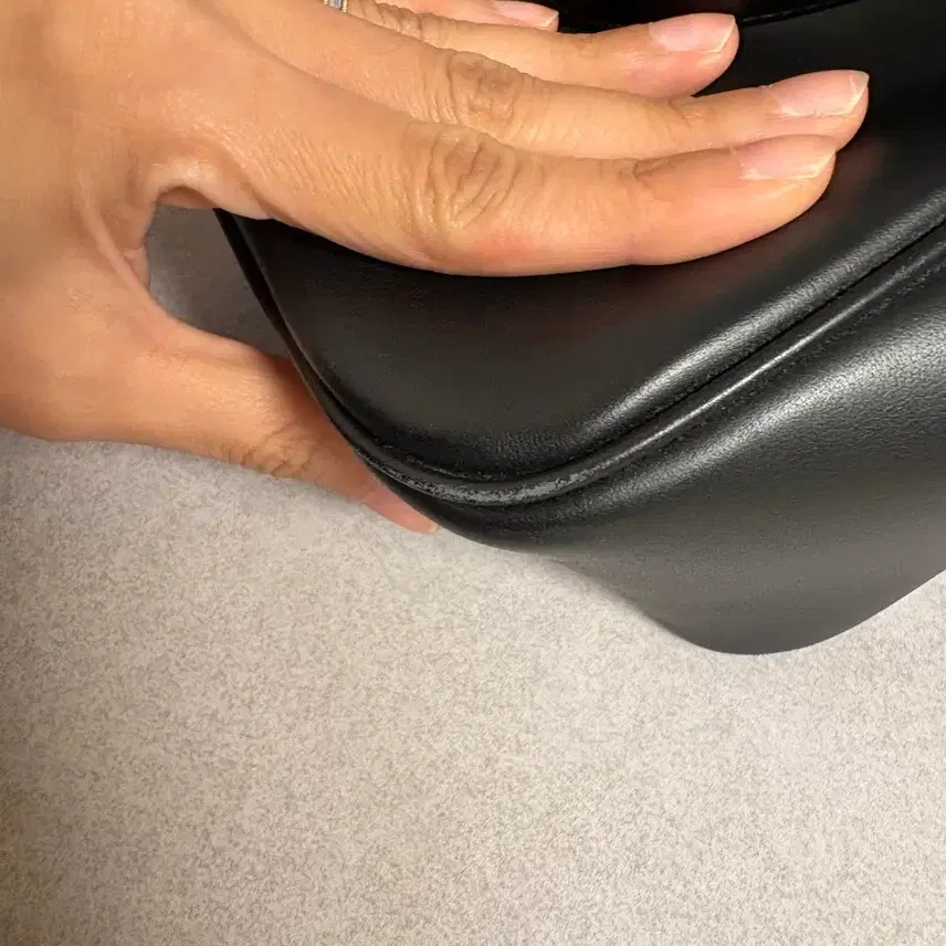 발렌시아가 여성 벨 에어 숄더백 스몰 블랙 사진 4