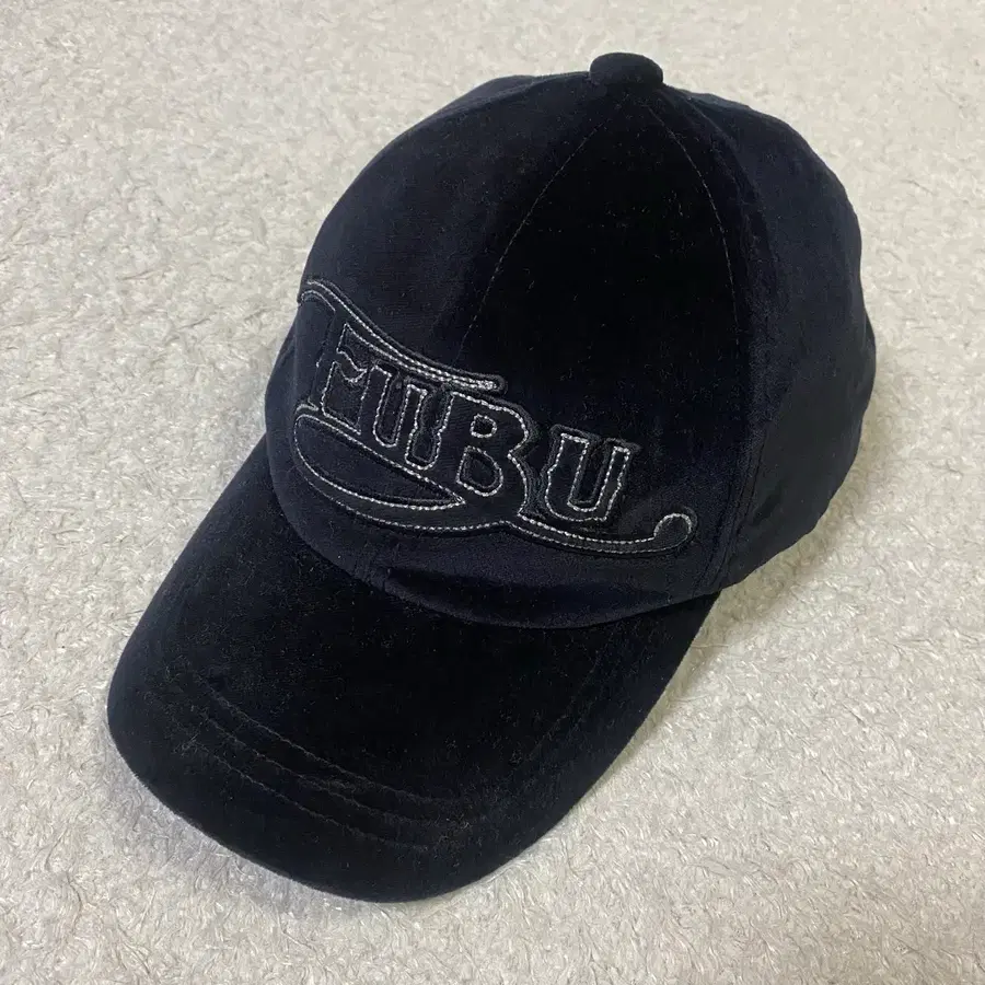 FUBU 벨벳 볼캡 블랙 모자