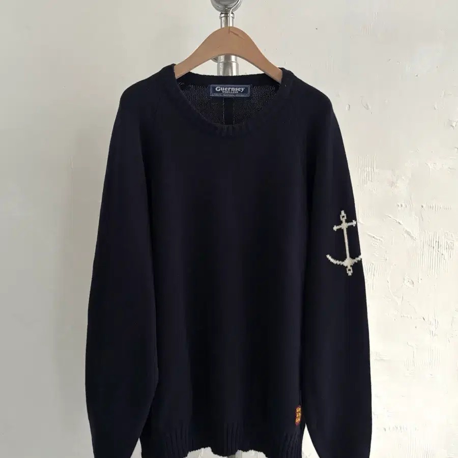 Guernsey Woollens 건지울른스 네이비 코튼 나그랑 크루넥 앵커 니트