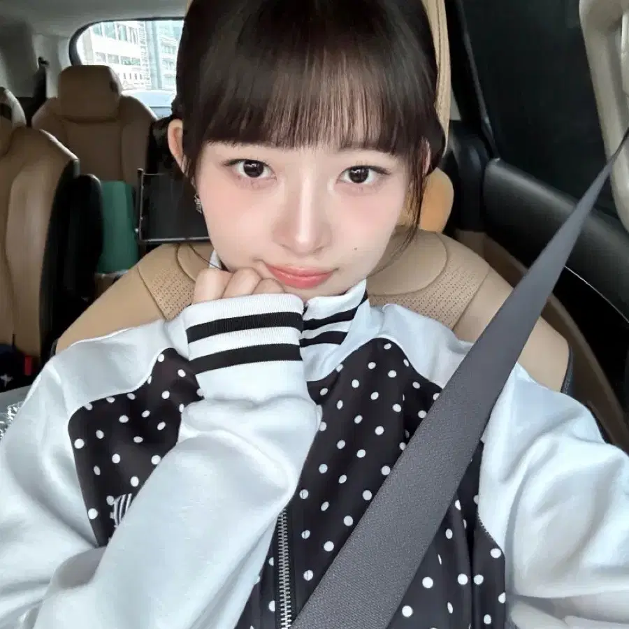 러브이즈트루 도트 트레이닝 집업 / 블랙화이트 최예나 아이브레이 착용