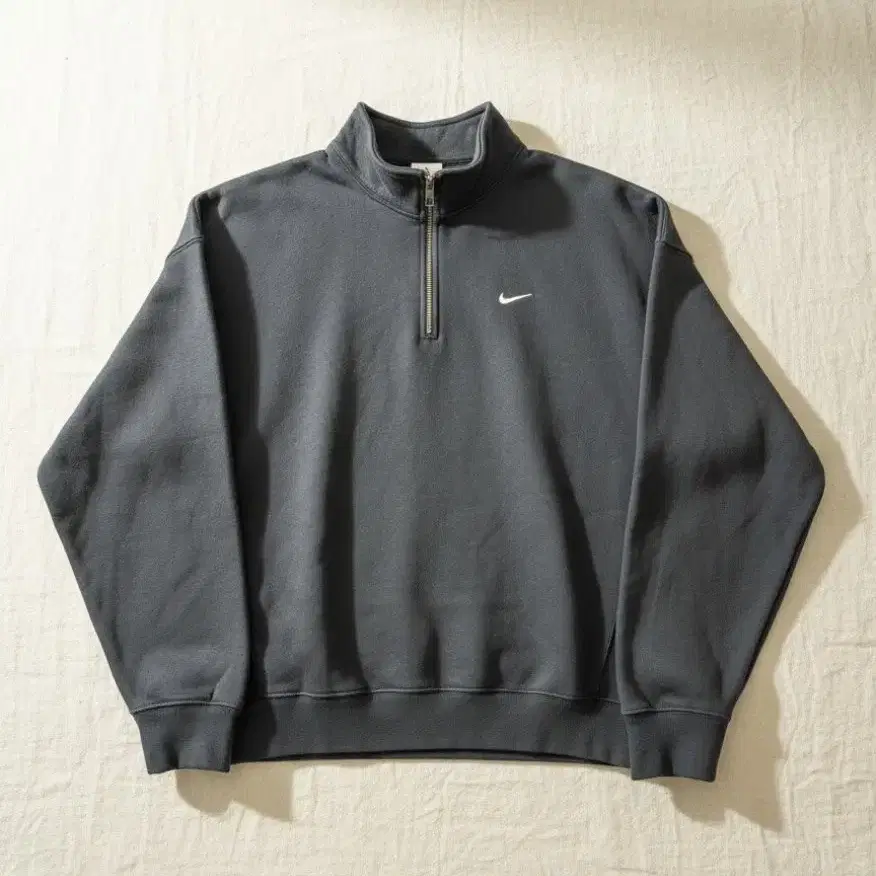 [NIKE] 솔로 스우시 블랙 스웨트셔츠