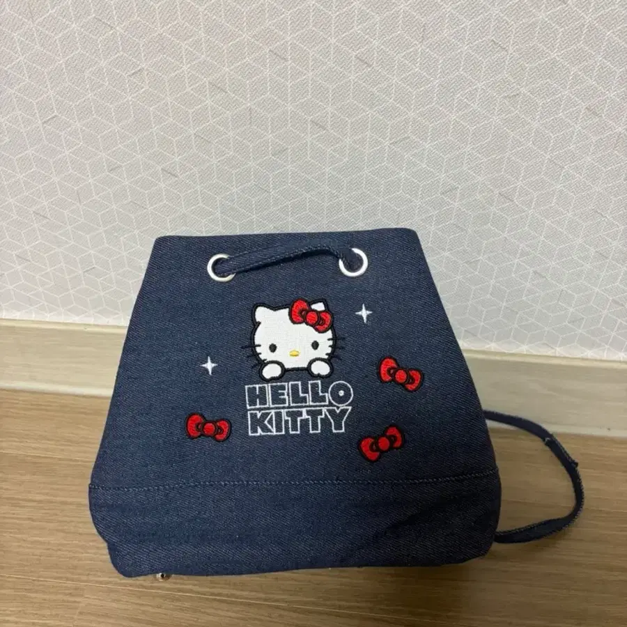 헬로키티 데님 미니백 새상품
