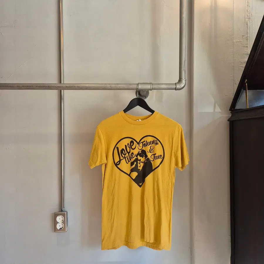 Johnny and June Love Like Graphic Yellow Tee 조니 캐시, 준 카터 그래픽 티셔츠