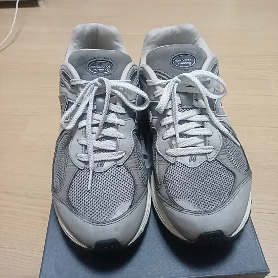 뉴발란스 2002R 그레이 285사이즈