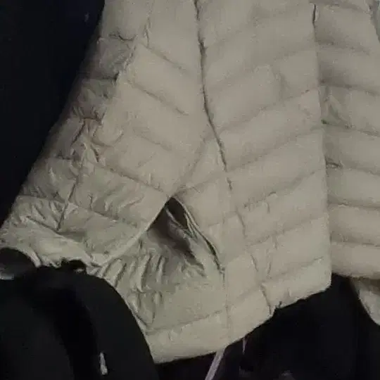 스파오 경량패딩 회색?보다 살짝 연한컬러