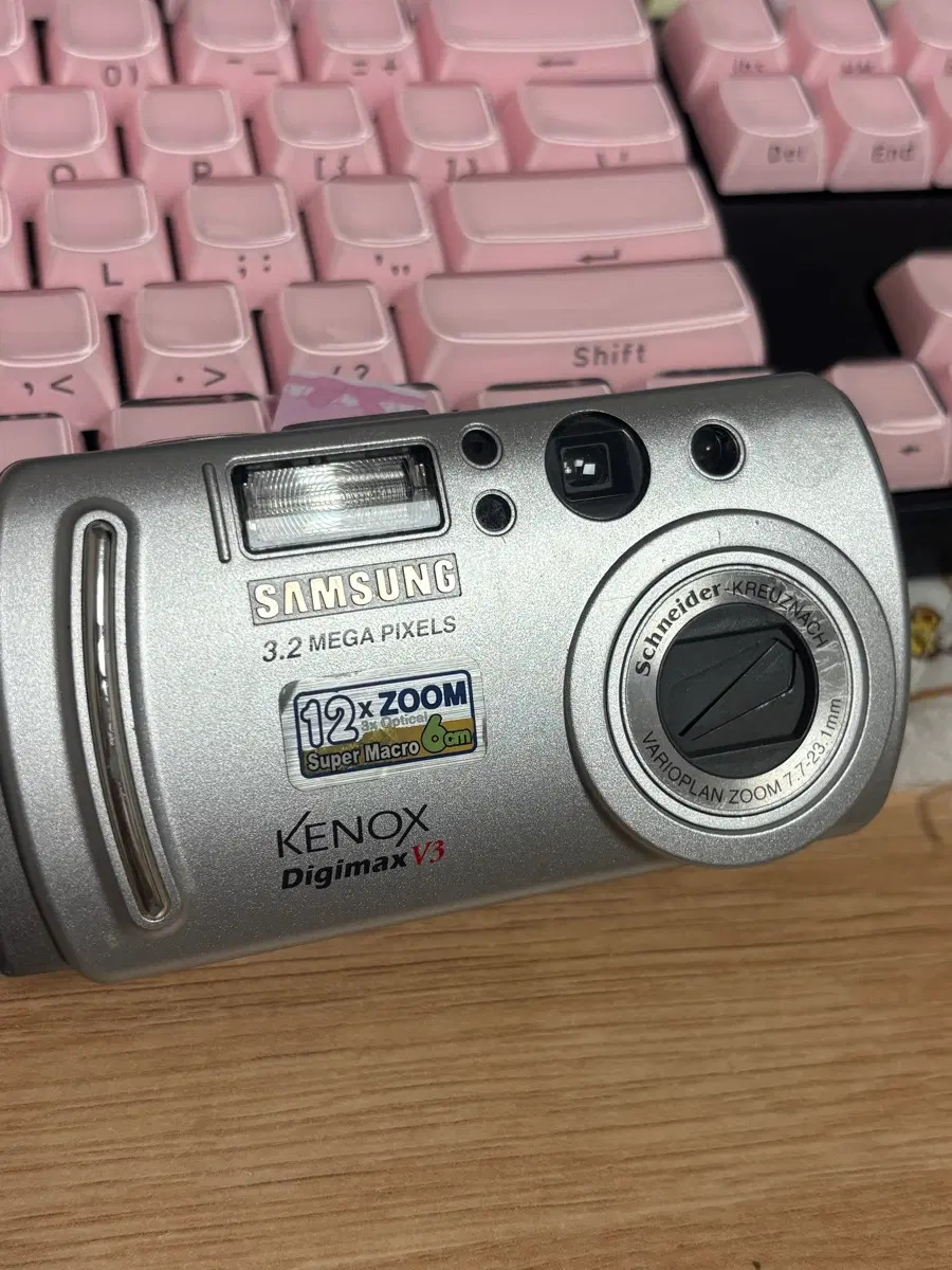 Vintage digital camera Samsung Kenox V3