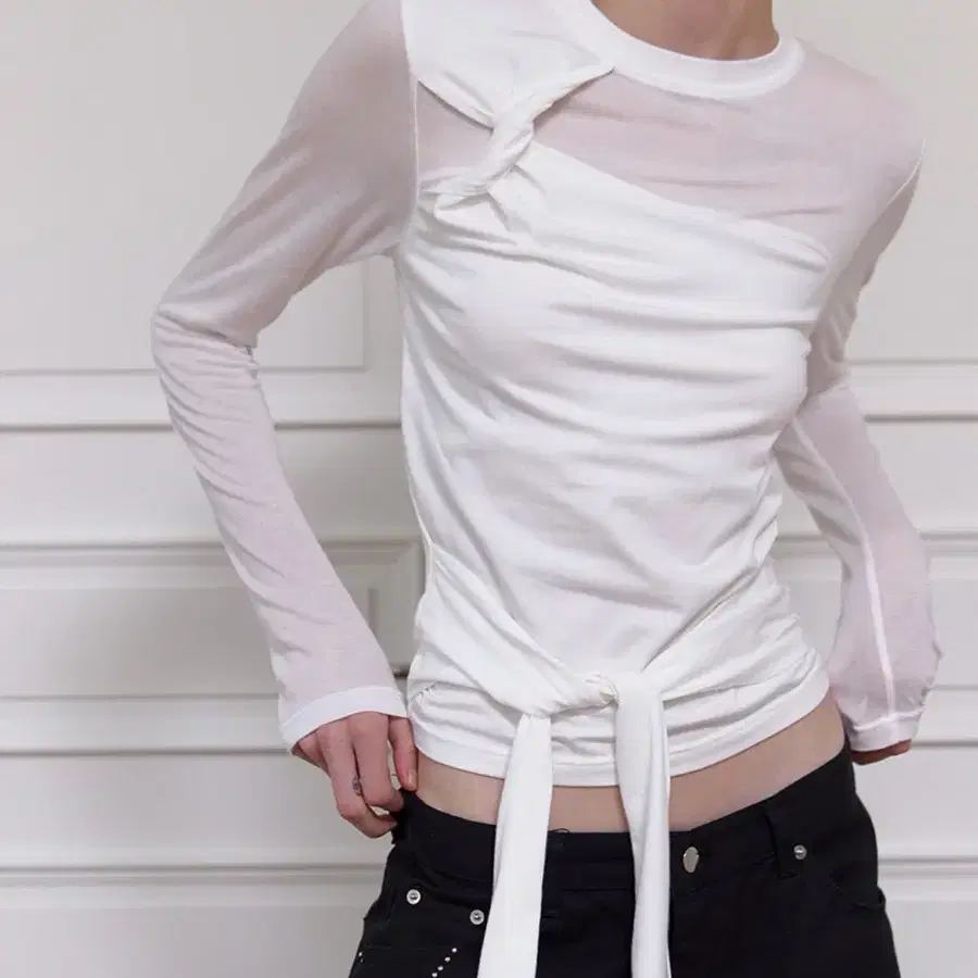 민더리 TWIST SHEER TIED TOP