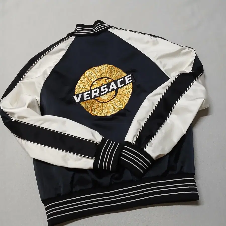 2018 베르사체 VERSACE 새틴 봄버 자켓 스카잔 블루종