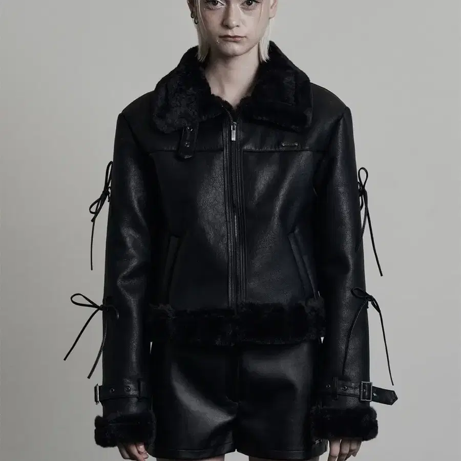 므넴 무스탕 블랙 Tie Strap Leather Mustang