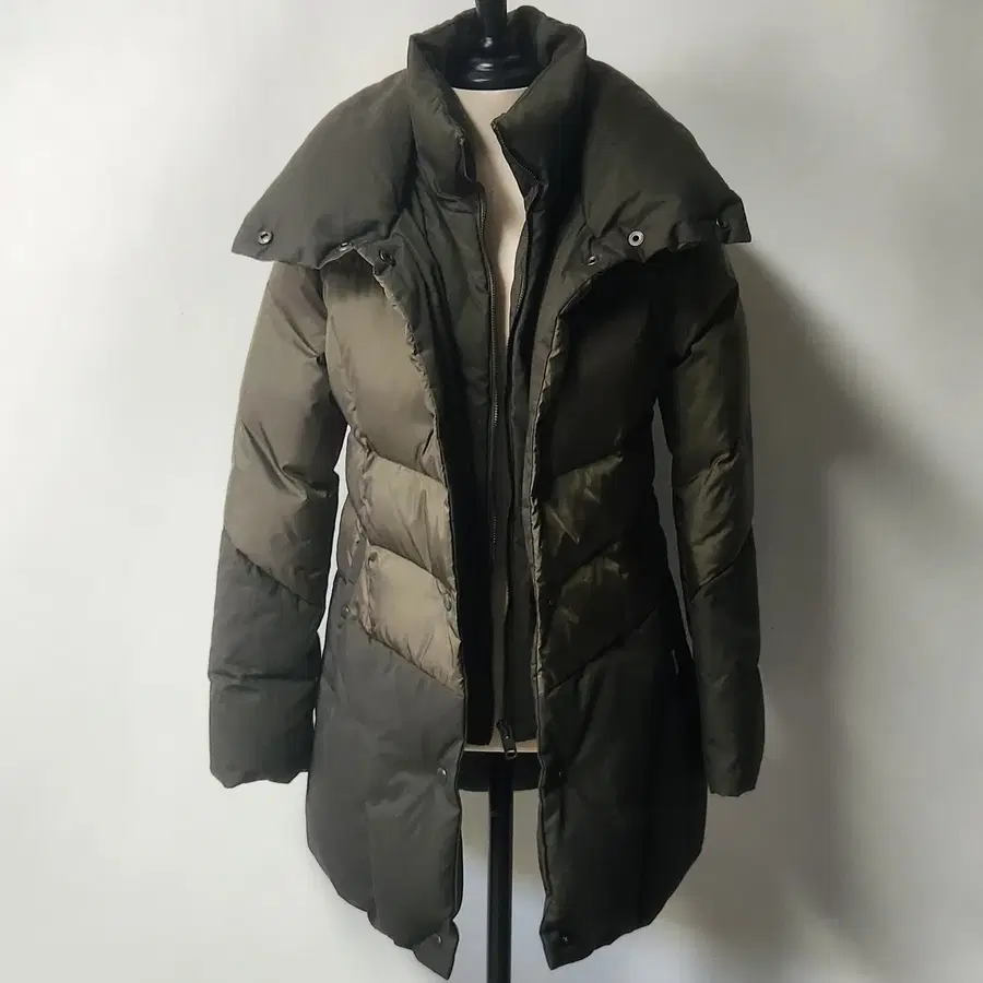 게스(G by GUESS) 카키 볼륨카라 오리털 롱패딩 XS