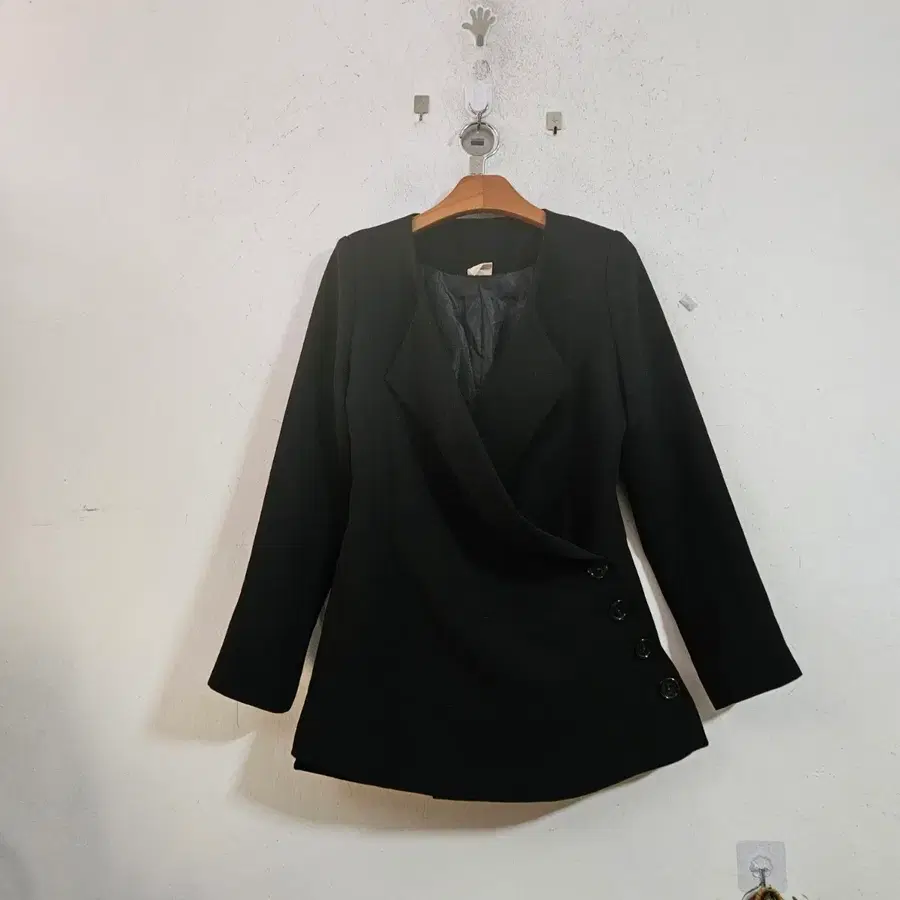 블랙 랩 디자인 버튼 자켓