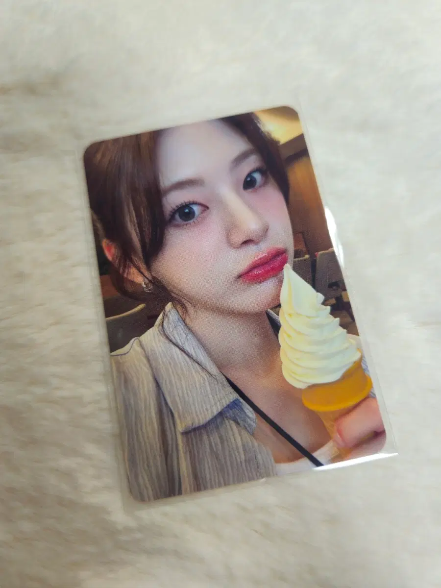 Stayc Seeun Paul Bassett collaboration photocard