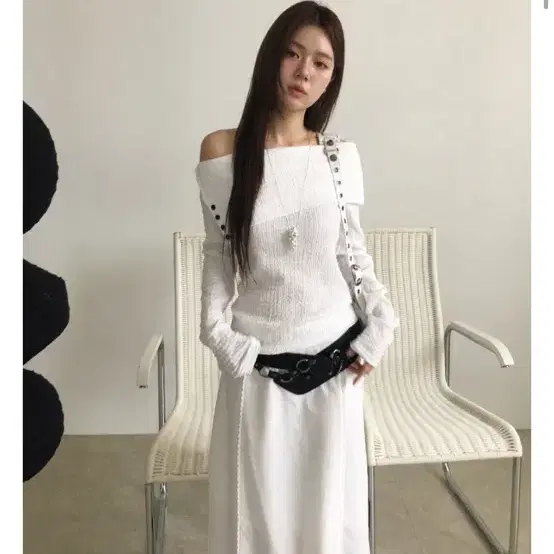 노비야카 Embo button off shoulder T