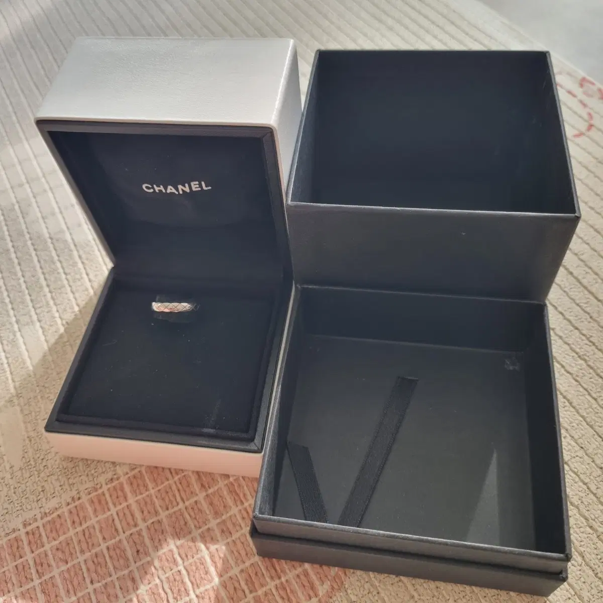 Chanel Coco Crush Size 47 White Gold