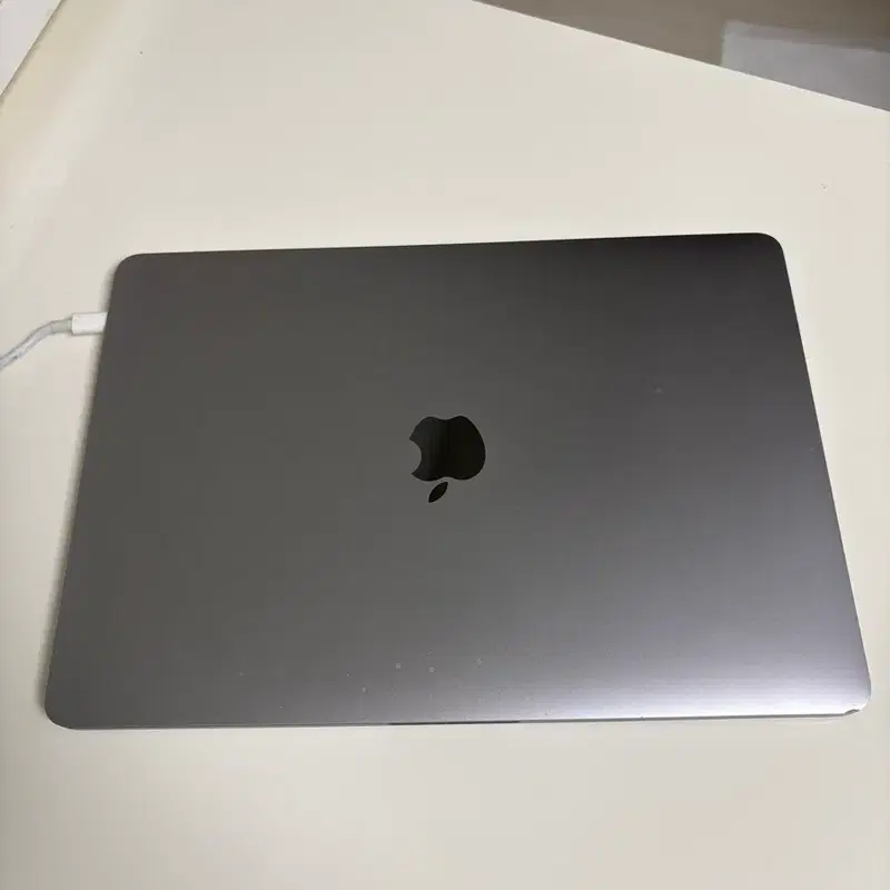 애플 맥북프로 13인치 터치바 / i5 / 8GB / SSD 256GB / 정상작동 19년식 판매합니다.