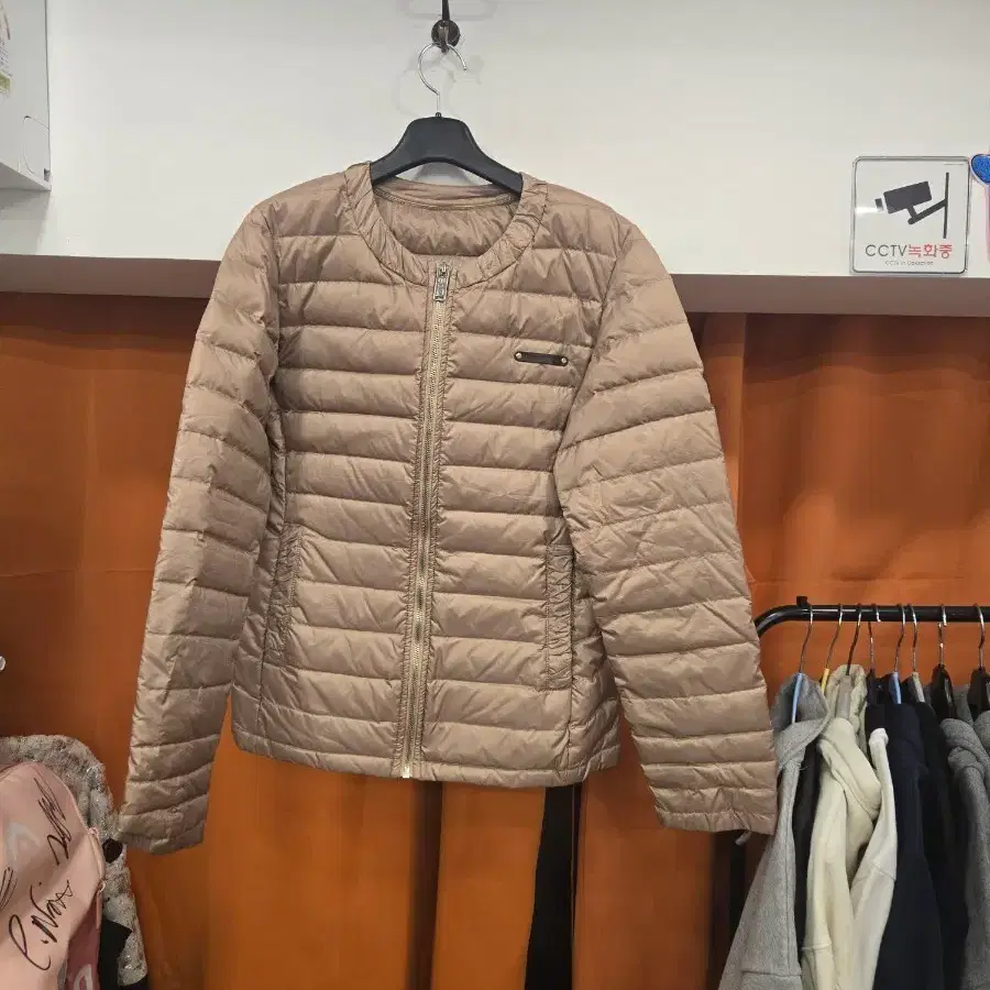 비커즈경량패딩