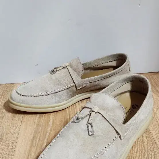(37.5/245mm)로로피아나 썸머워크 펄파우더 스니커즈 로퍼