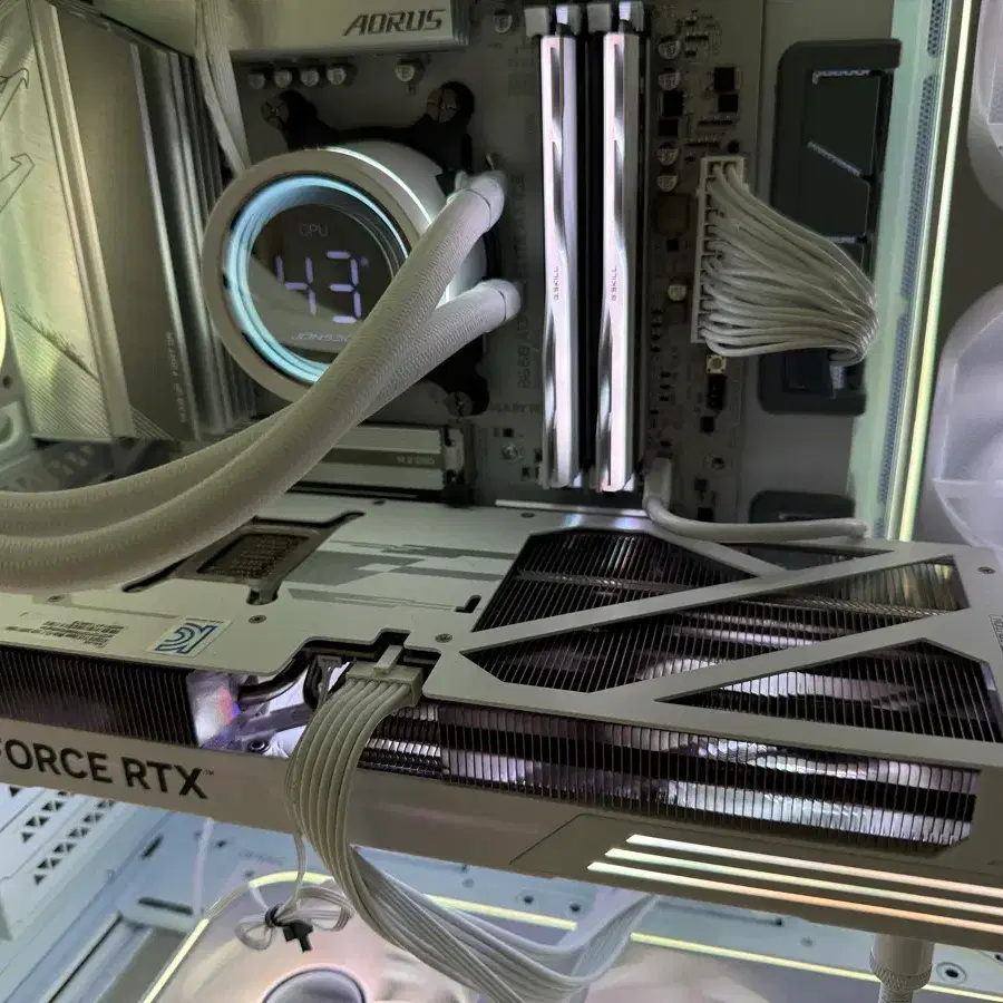 갤럭시 GALAX 지포스 RTX 5070 Ti EX GAMER WHITE OC D7 16GB 팝니다