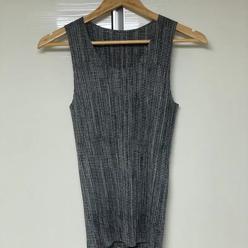PLEASE ISSEY MIYAKE 슬리브리스 탑