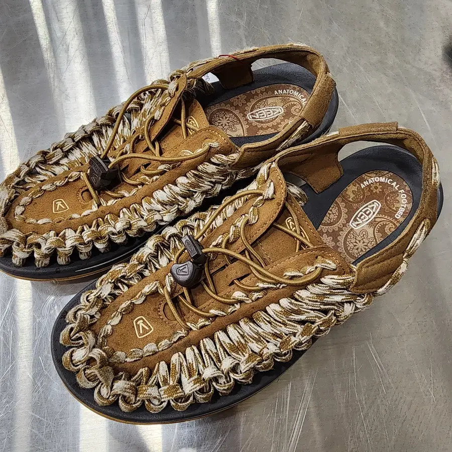KEEN 유니크 FLat 스웨이드 코드 샌들