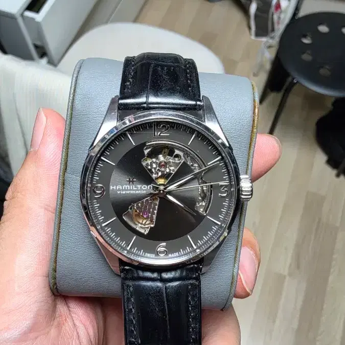 해밀턴 재즈마스터 오픈하트 42mm 그레이 다이얼
