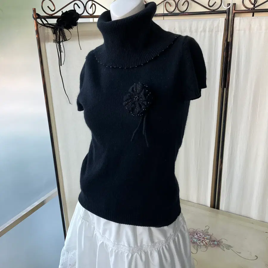 jpn black beads corsage turtleneck knit
