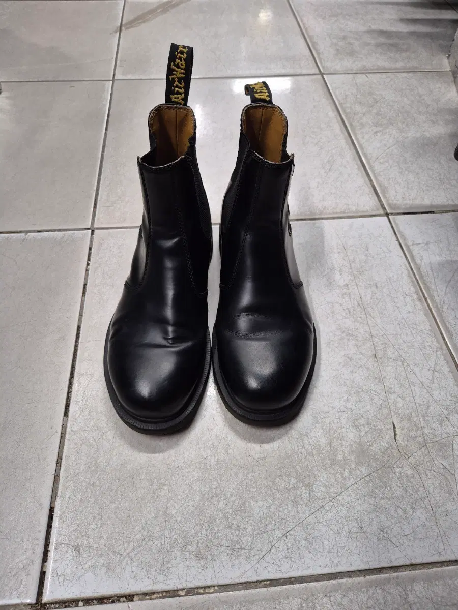 Dr. Martens 2976 Chelsea Boots