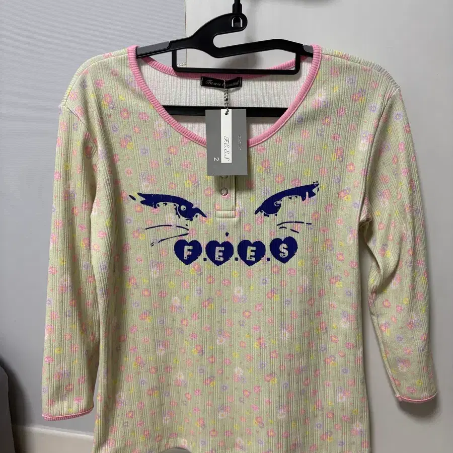 샵페어리 키티 버튼 플라워 탑 (피스타치오 색상) kitty button flower top (pistachio)