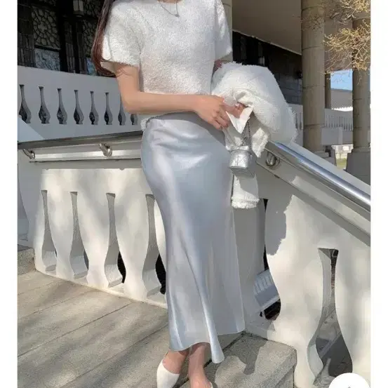 교신 모던로브 새틴 소라 허얇골넓 롱스커트
