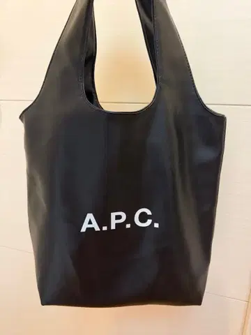 A.P.C. 토트백 블랙 로고