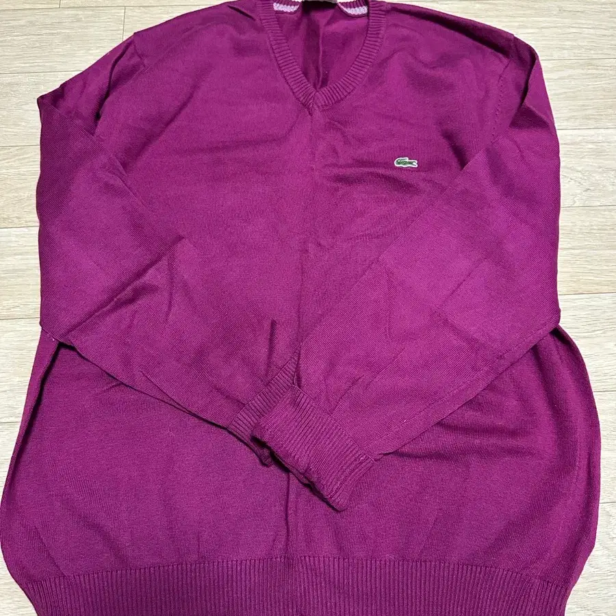라코스테 LACOSTE 마젠타 V넥 니트 사이즈 6