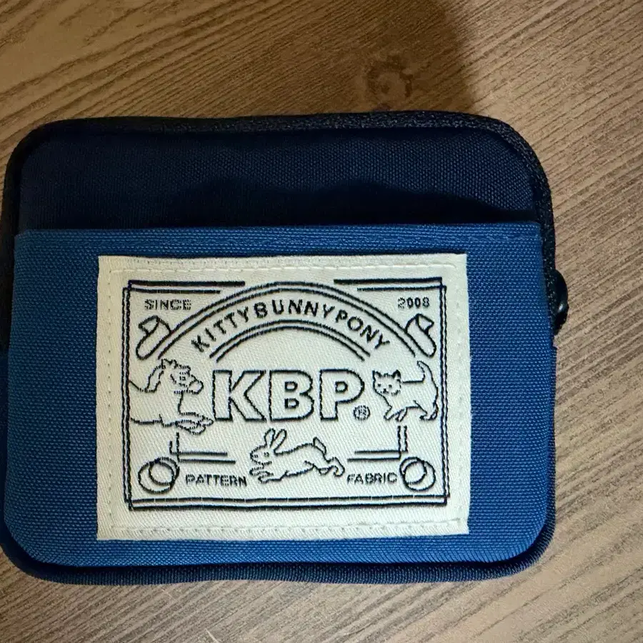 키티버니포니 이지 네이비 미니포켓 판매합니다.