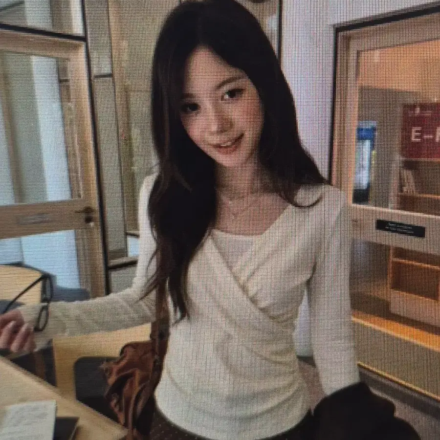 (해외배송)아이보리 랩 크로스 슬림핏 이중 긴팔 니트티
