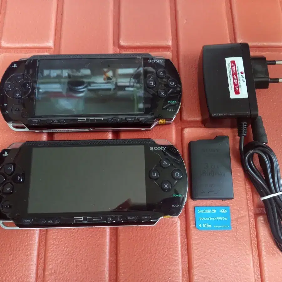 소니 PSP1005 본체2대 외 구성품 일괄 판매 (내용 필독)