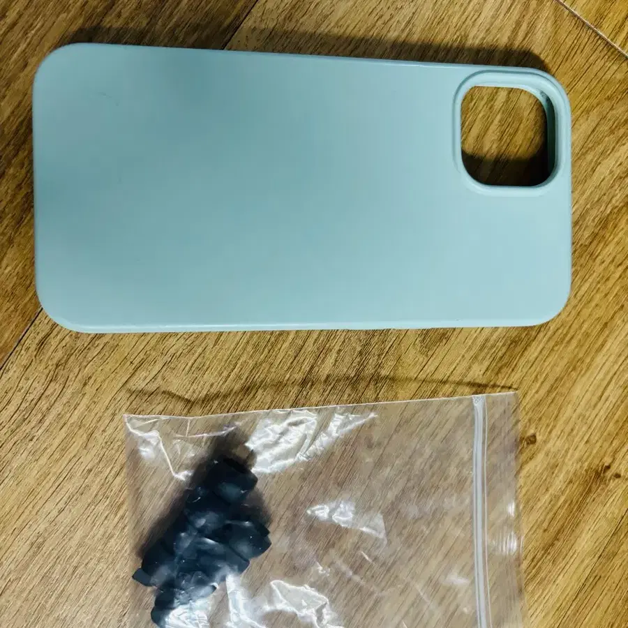 민트색 아이폰 케이스 + 삼성 줄이어폰 팁