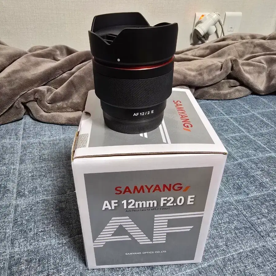 삼양 af 12mm f2.0 E 크롭바디 렌즈를 팝니다..