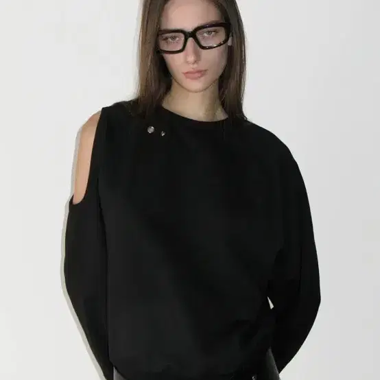 썬번프로젝트 One Shoulder Sweatshirt, BLACK