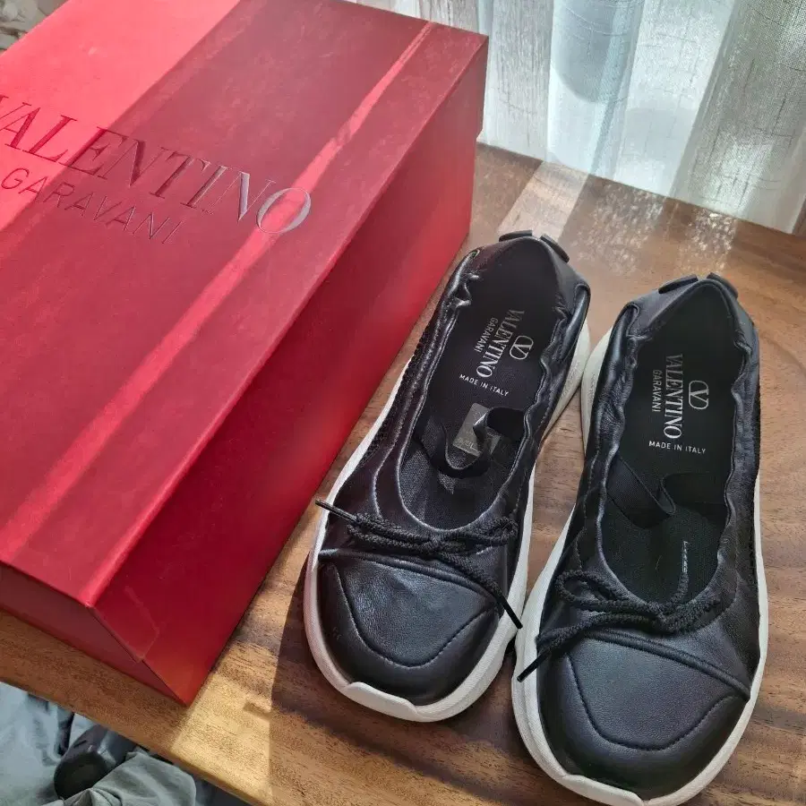 발렌티노 가라바니 여성 로퍼 블랙