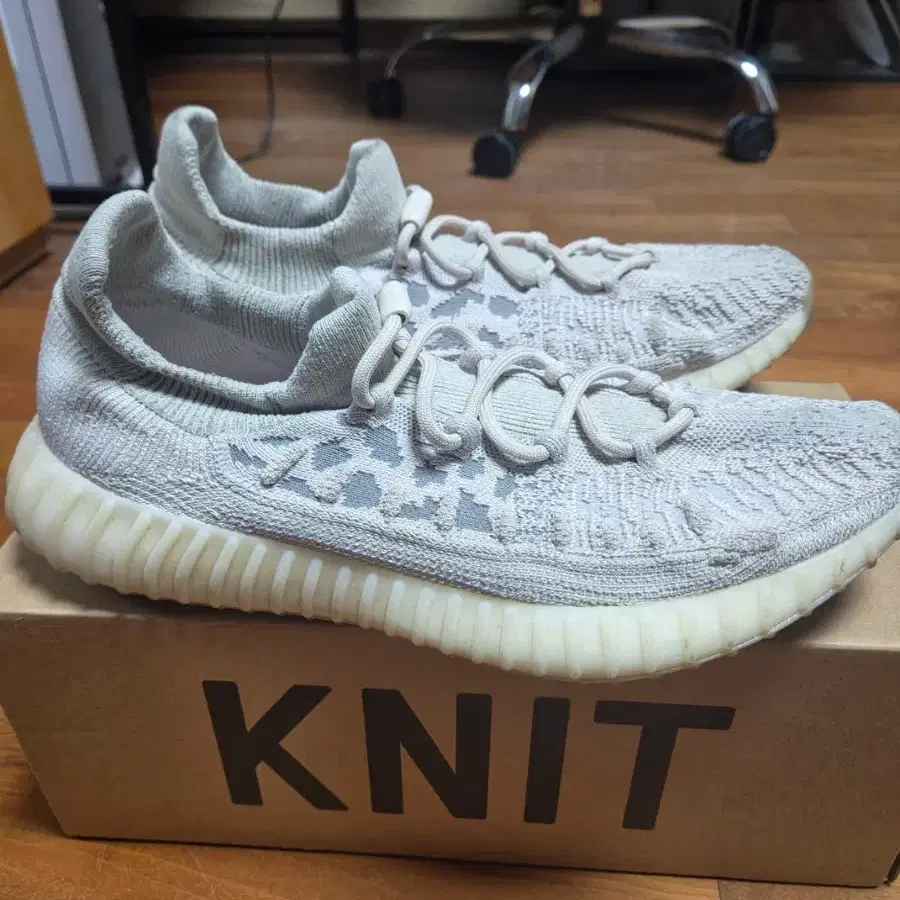아디다스 이지부스트 350 V2 컴팩트 295