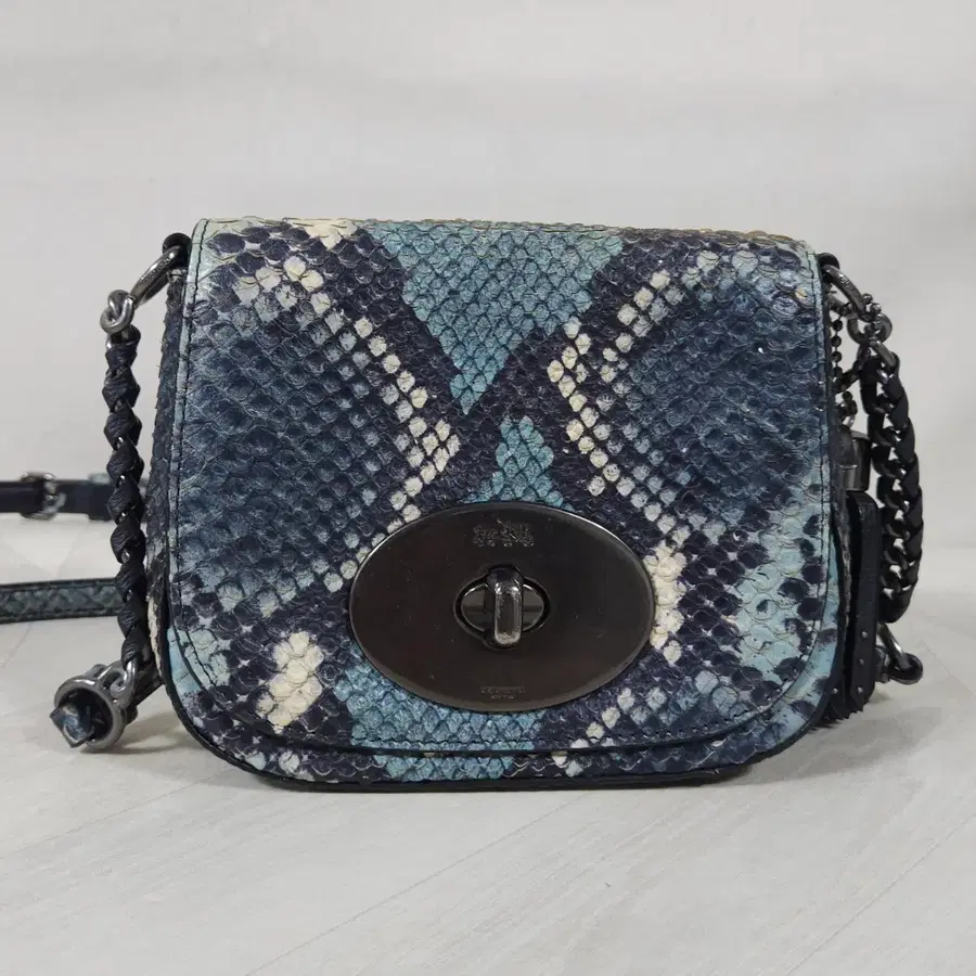 코치 COACH 블루 파이톤 패턴 미니 크로스백 체인백