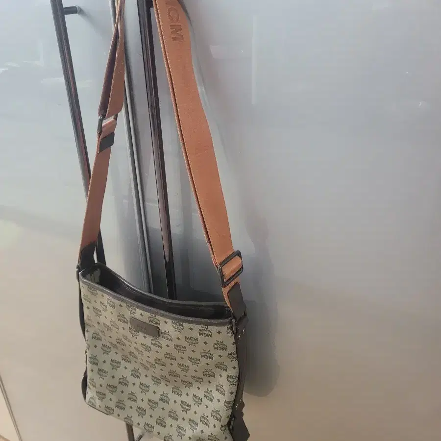 MCM 패턴 숄더백