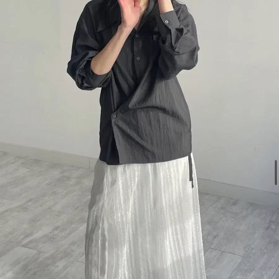 인챈트미 크링클 빅카라 랩 블라우스 차콜