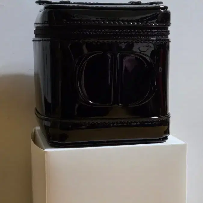 디올 베니티 블랙 애나멜 파우치