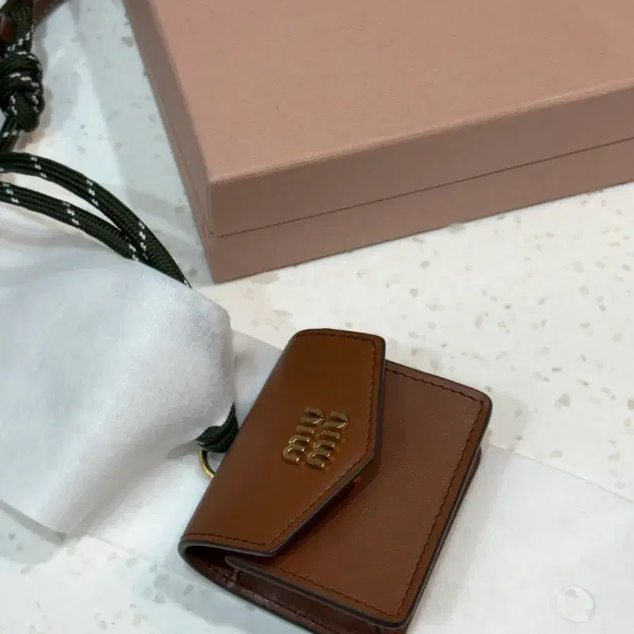 미사용 미우미우 레더 코드 트릭 키링