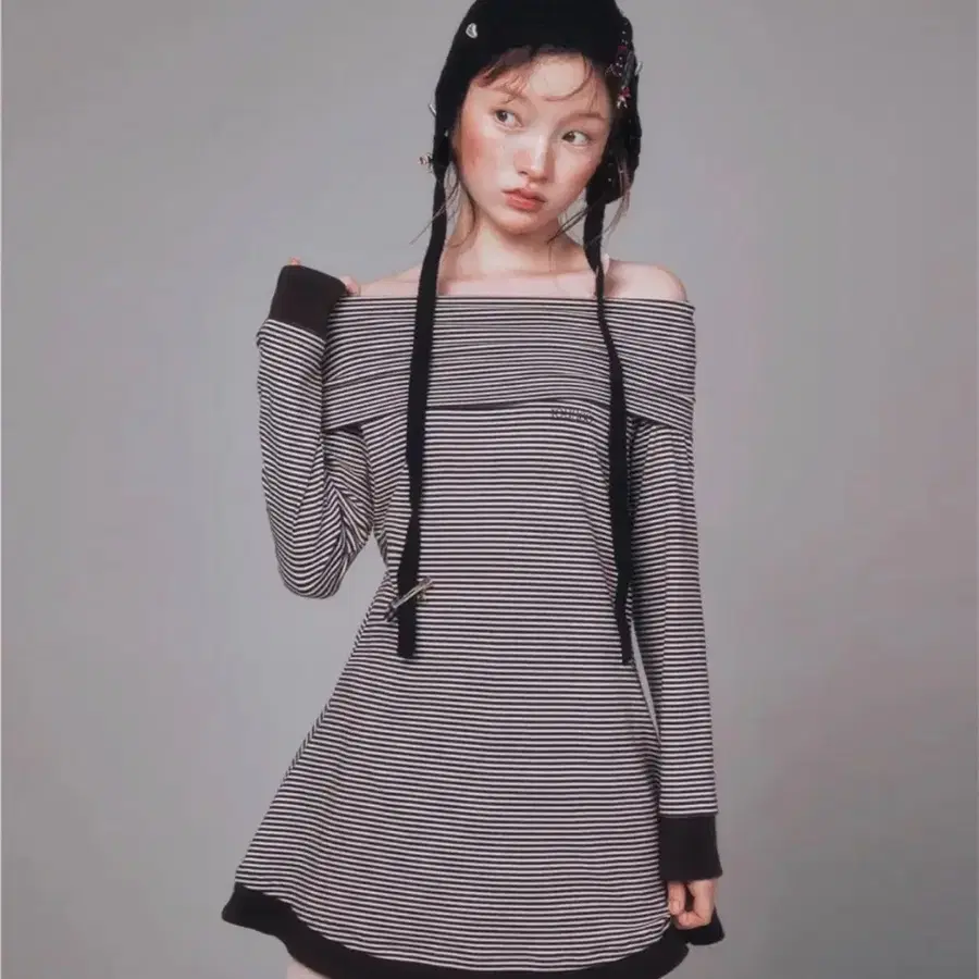유희 스프라이트 오프숄더 미니원피스 브라운 STRIPE OFF-SHOULDER DRESS BROWN