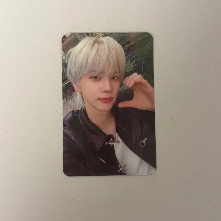 투어스 신유 더현대 포카