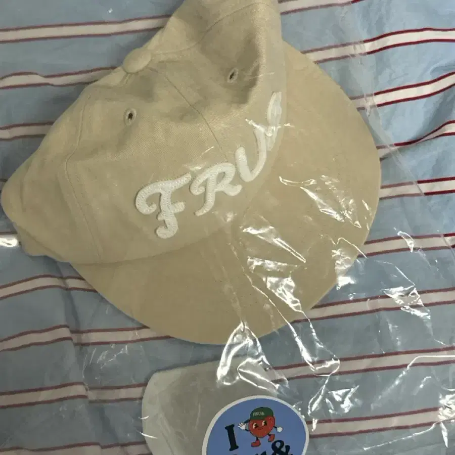 새상품 fru& 프루엔 스티치 로고 스냅백 모자 아이보리 크림색