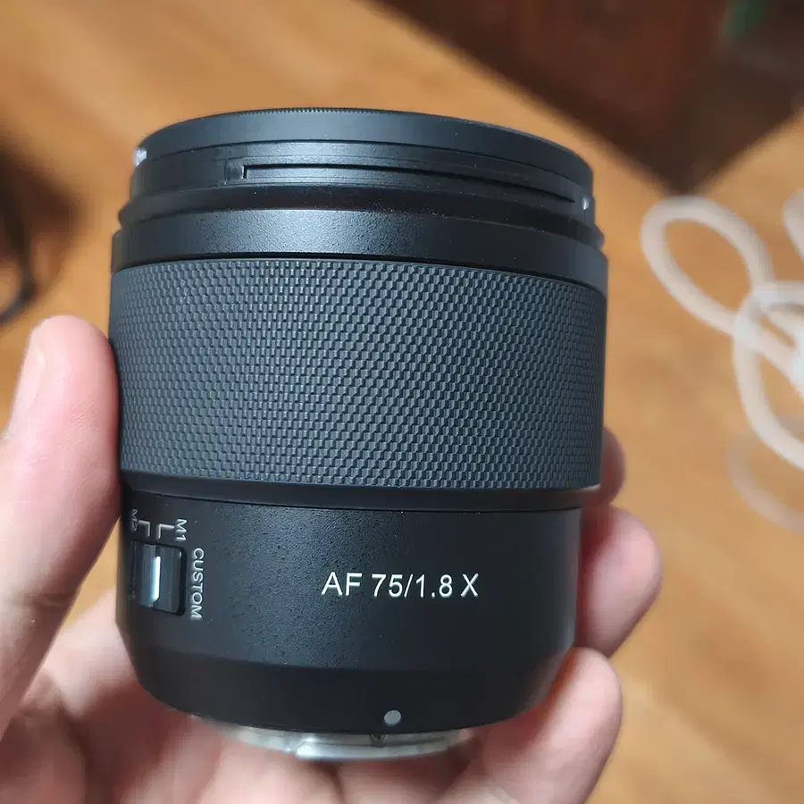 삼양 AF 75mm F1.8 X (후지용) 렌즈 팝니다.